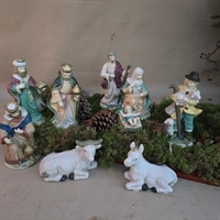 julekrybbe-figurer-flotte-farver-keramik-konger-jesus-i-krybbe-maria-hyrden-josef-gammel-julepynt